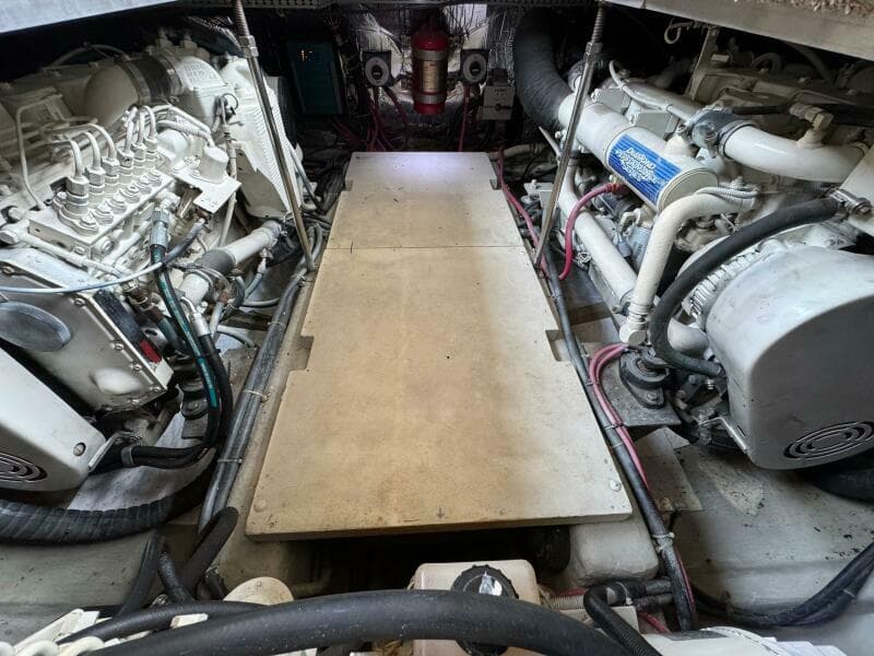 60 1999 Carver 406 Engine Room