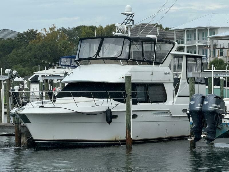 2 1999 Carver 406 Port Bow