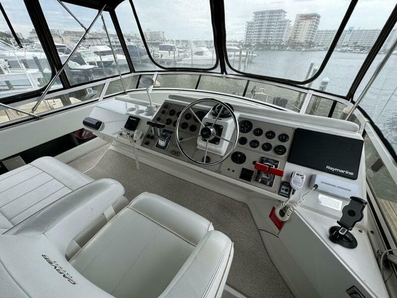 20 1999 Carver 406 Helm Area