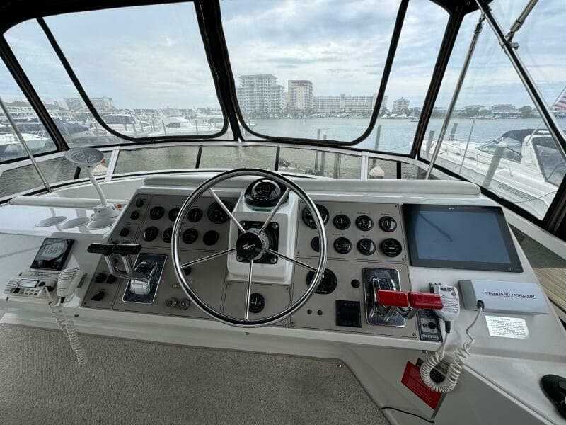 22 1999 Carver 406 Helm And View