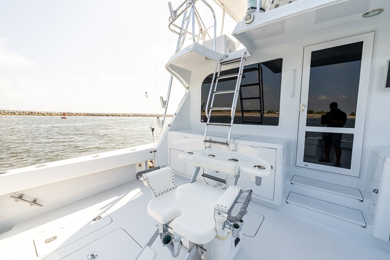 Cockpit - Flybridge access, Cabin entry