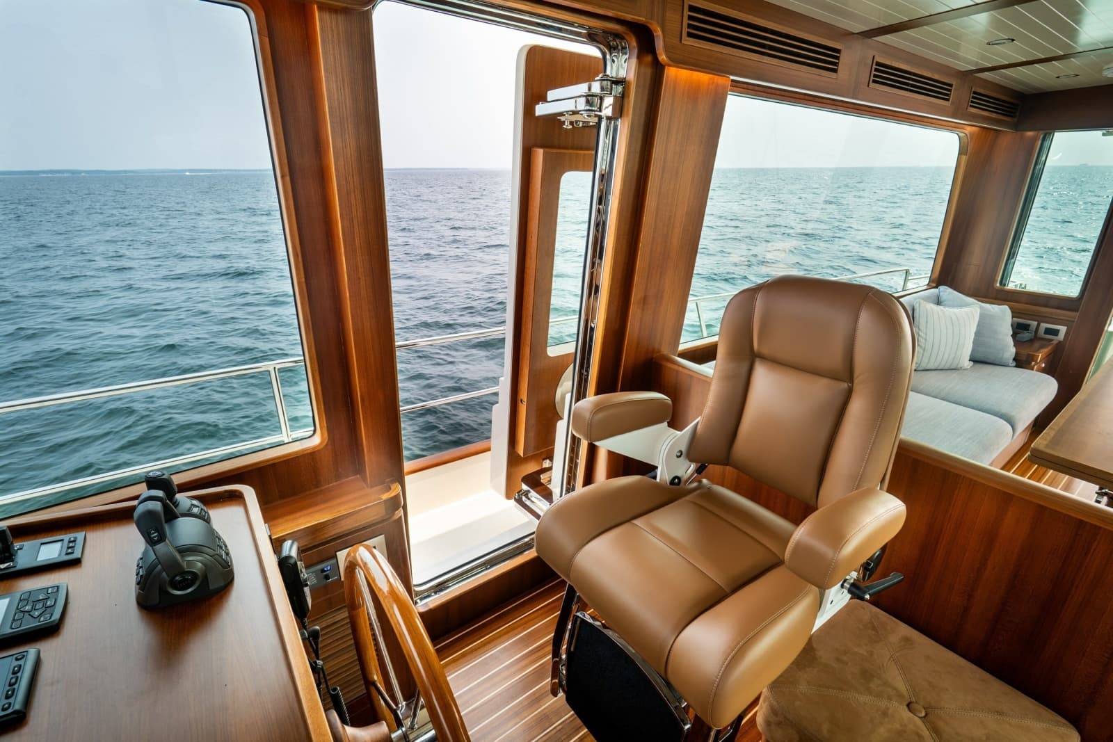 2027 Hunt Yachts 56 Flybridge