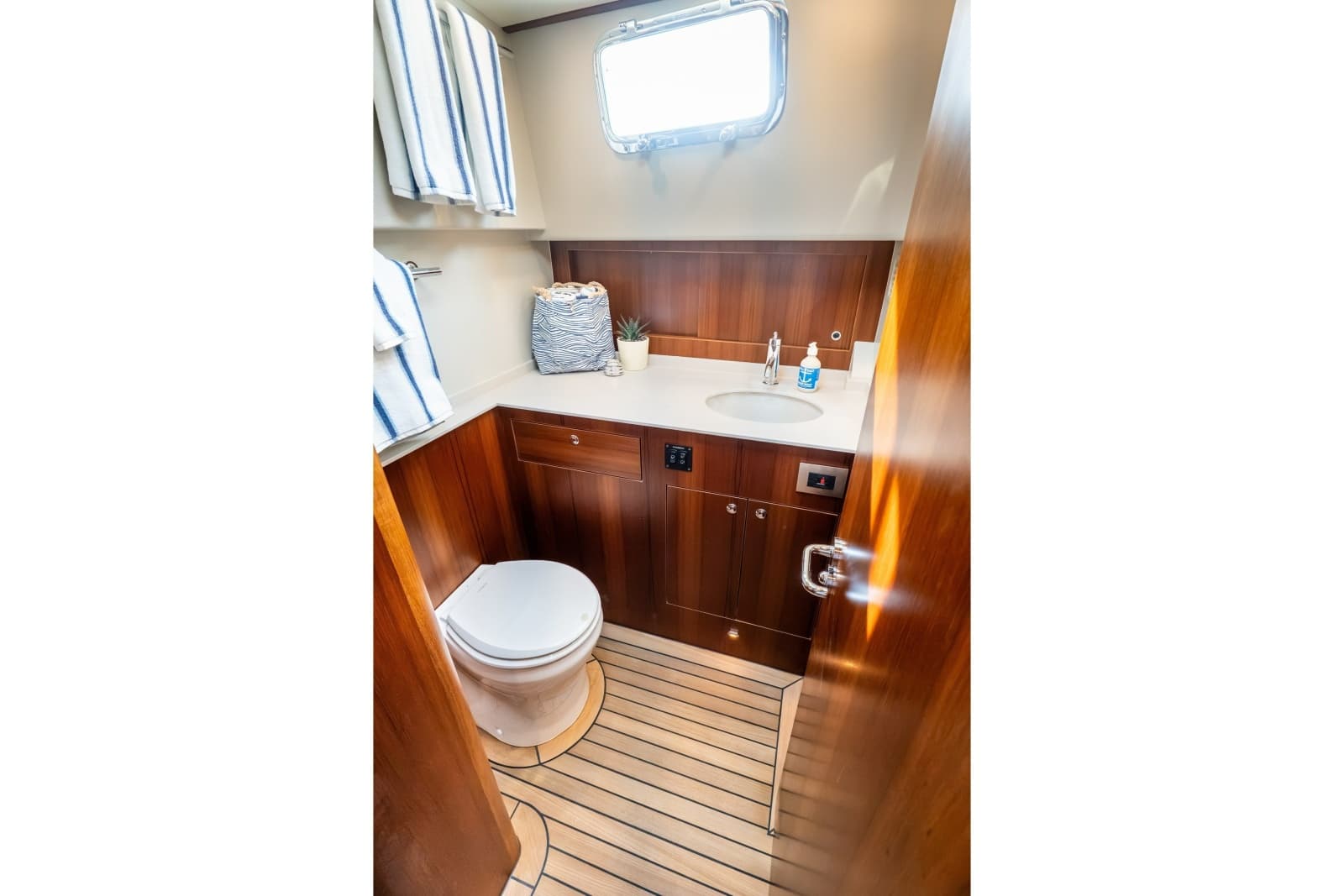 2027 Hunt Yachts 56 Flybridge