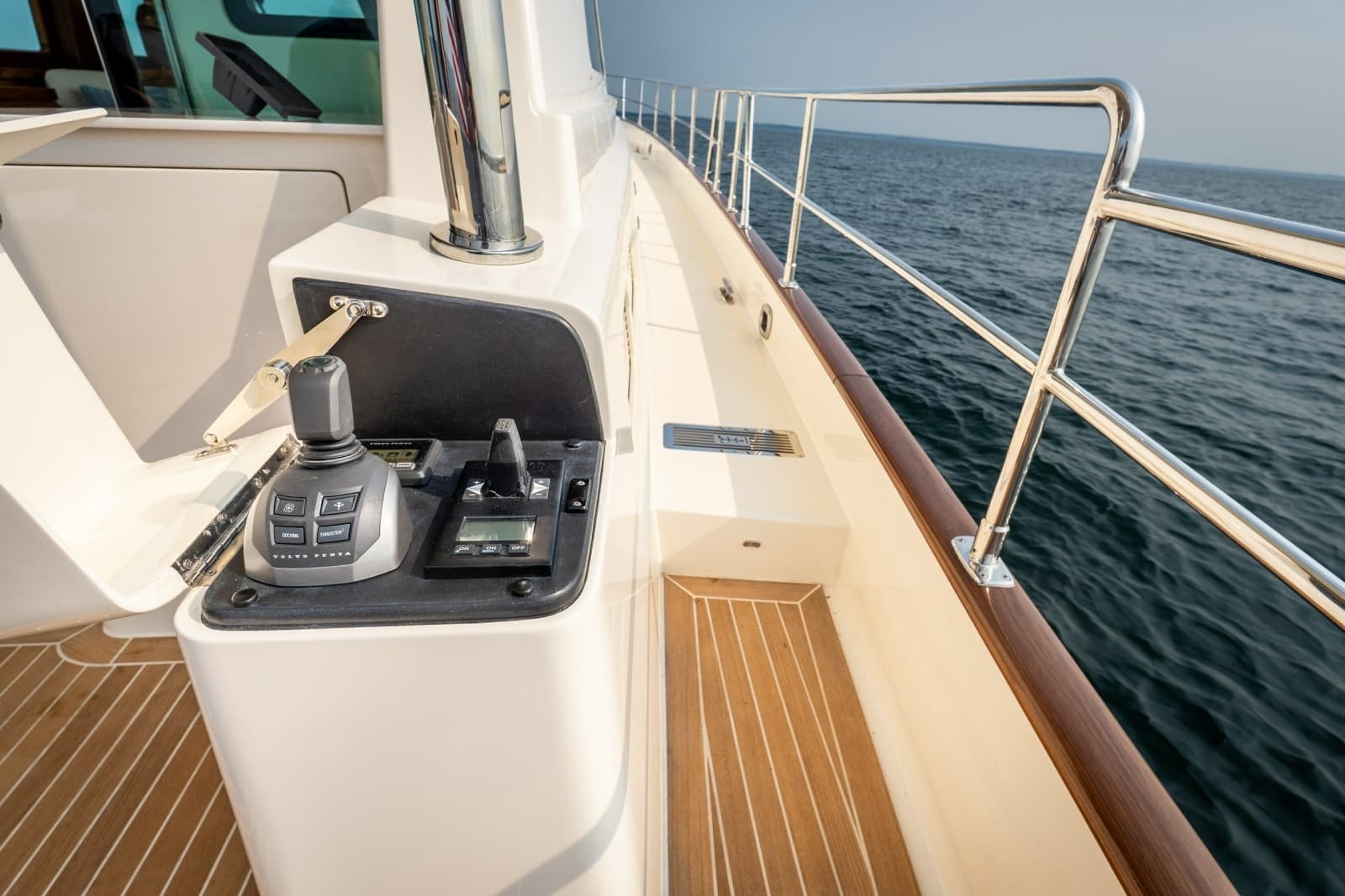 2027 Hunt Yachts 56 Flybridge