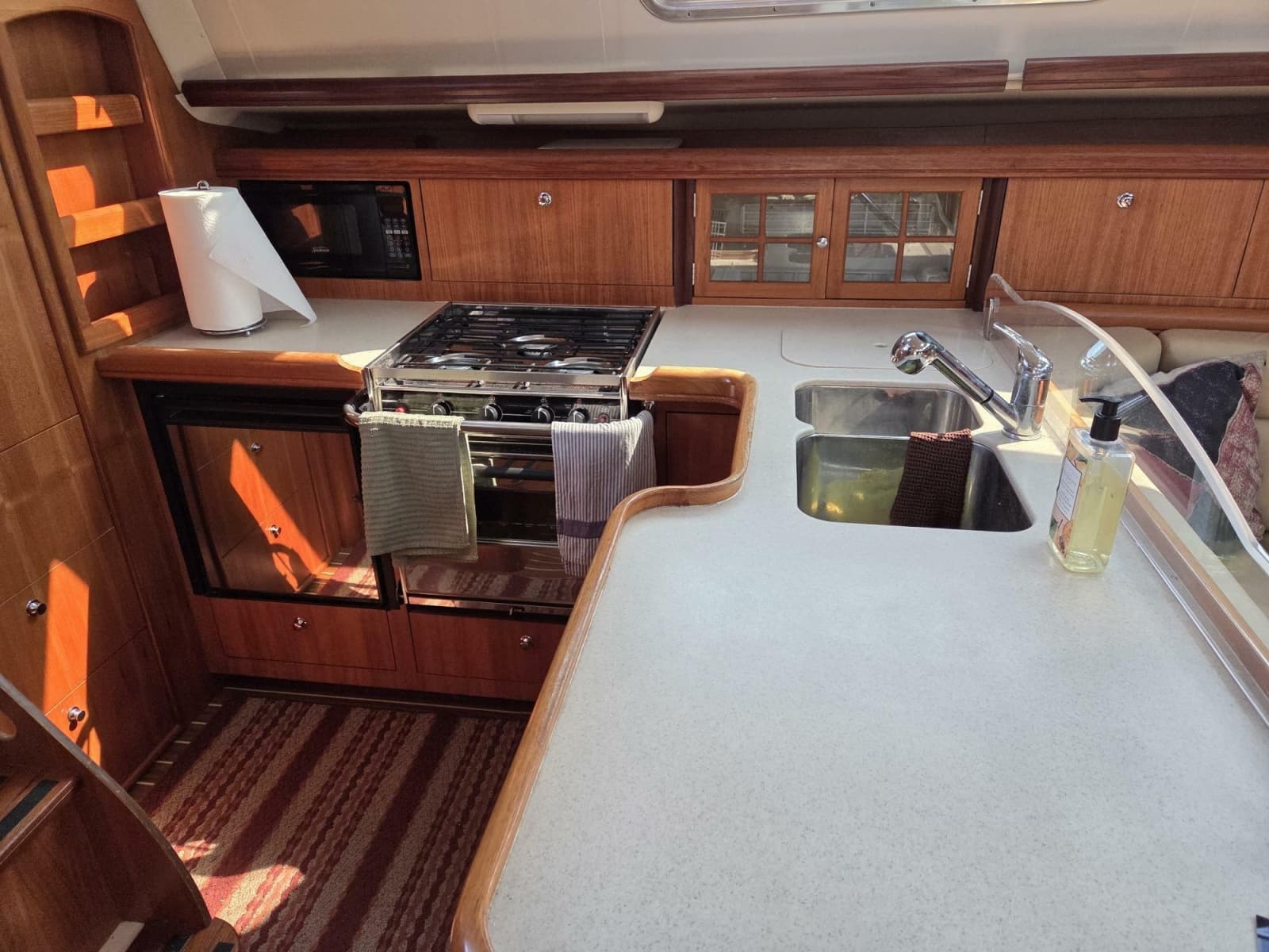 2007 Hunter 44 Deck Salon