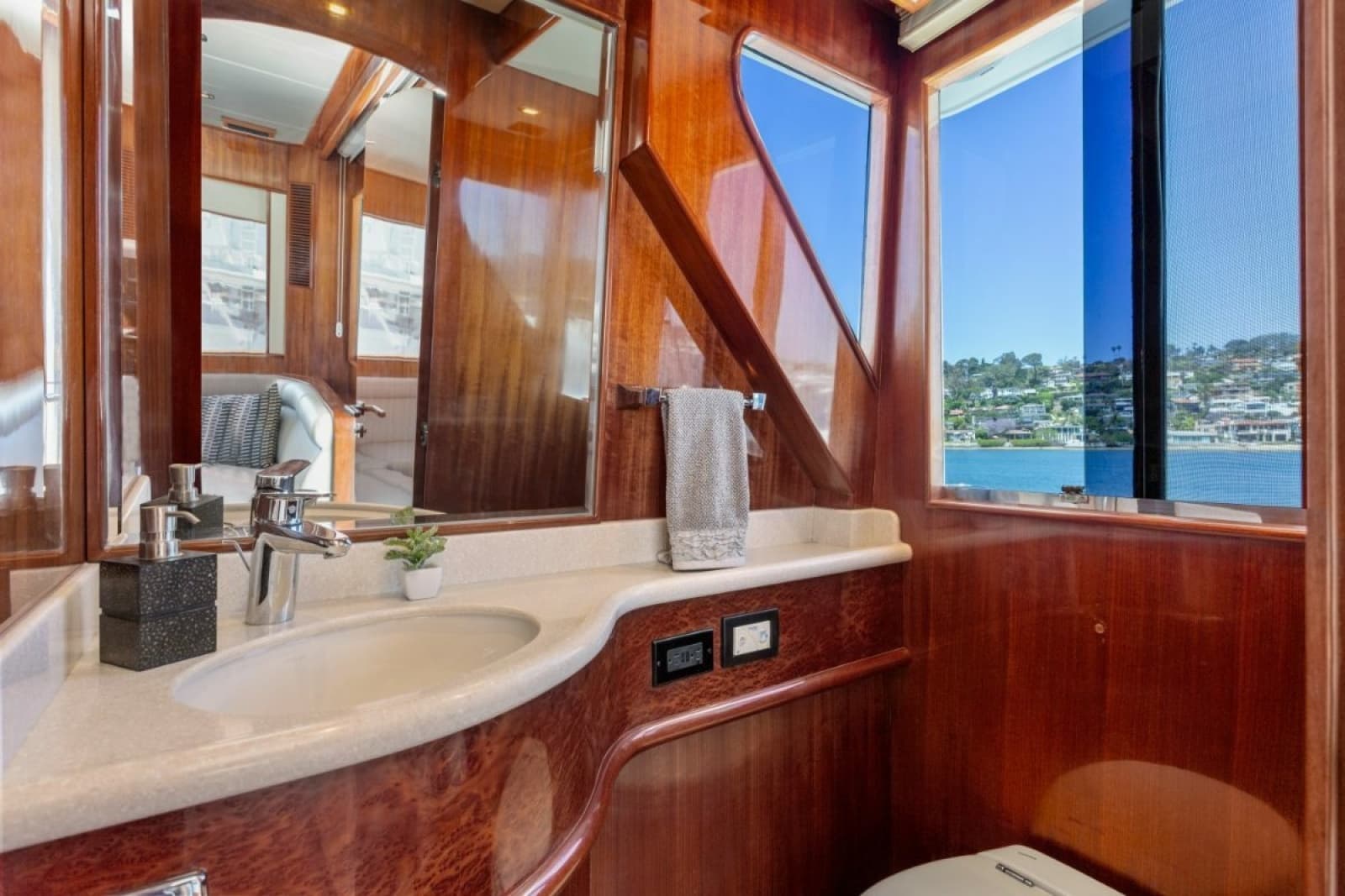 2014 Hampton 760 Sky Lounge Motor Yachts