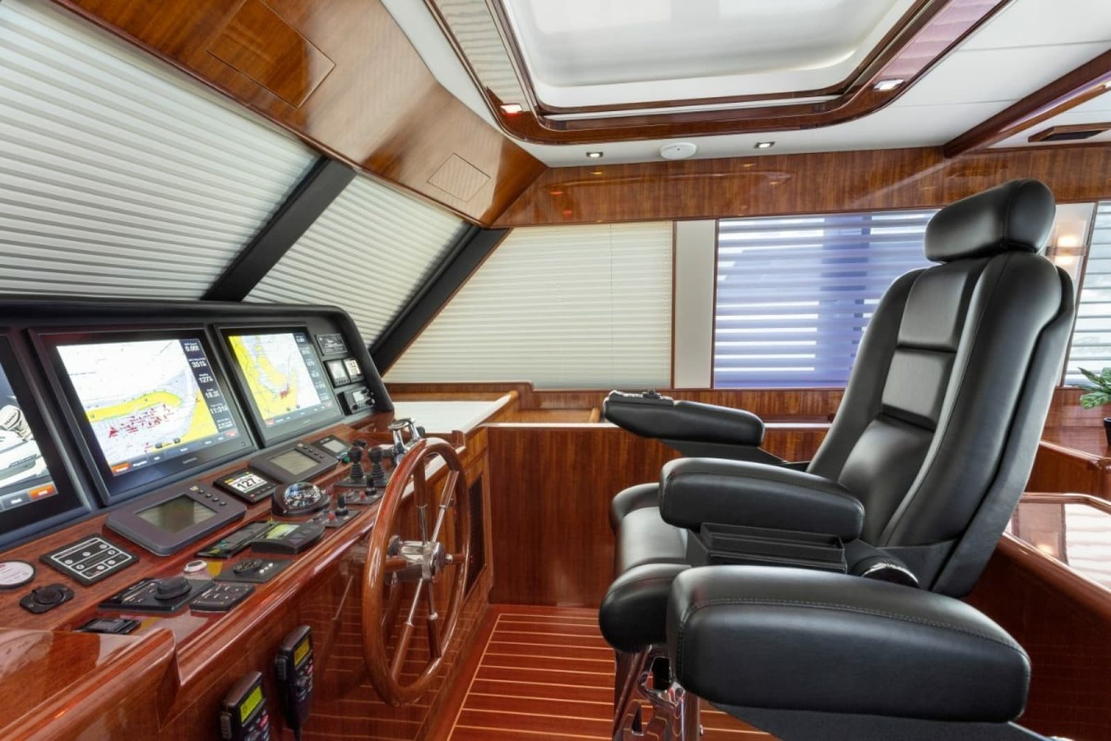 2014 Hampton 760 Sky Lounge Motor Yachts