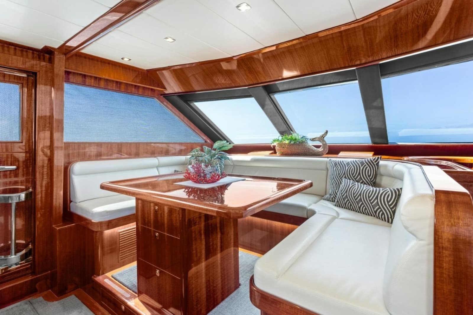 2014 Hampton 760 Sky Lounge Motor Yachts
