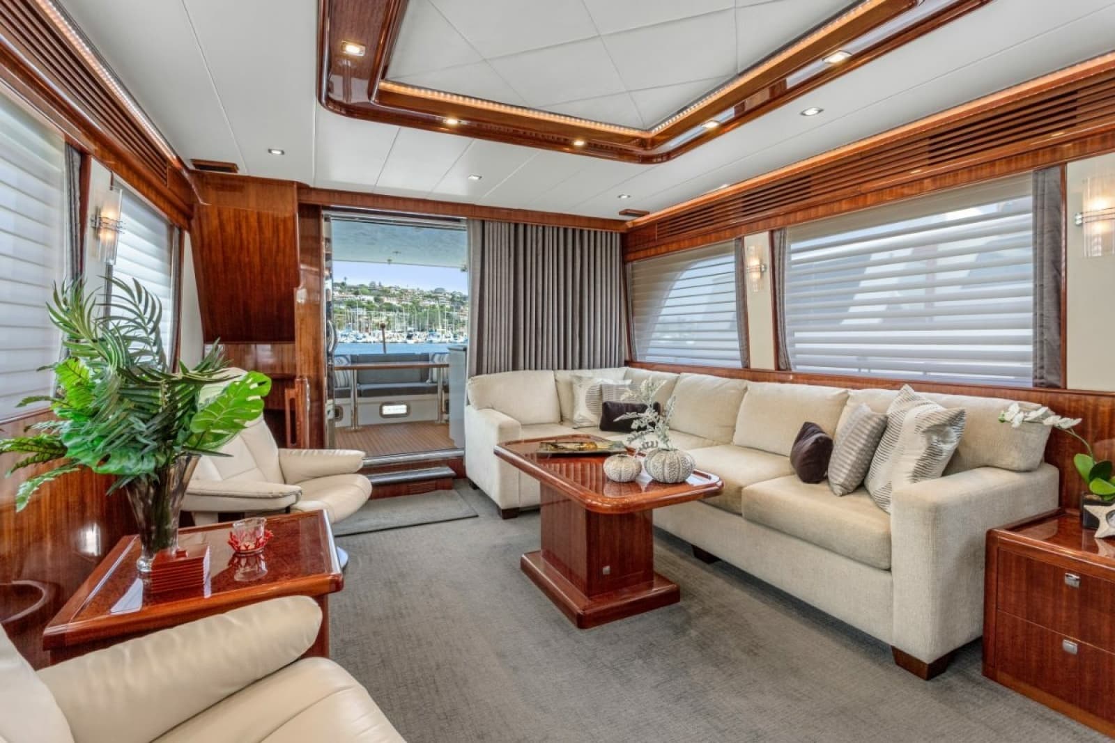 2014 Hampton 760 Sky Lounge Motor Yachts