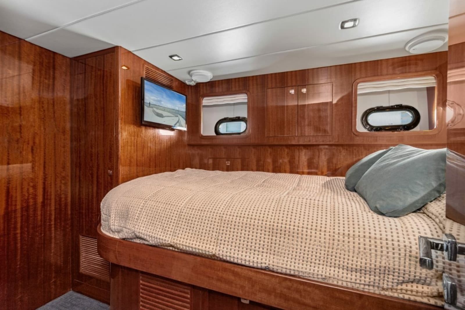 2014 Hampton 760 Sky Lounge Motor Yachts