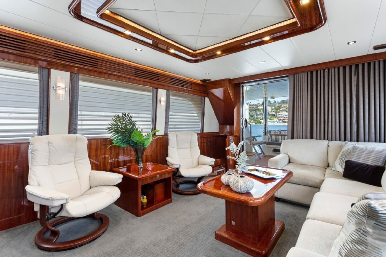 2014 Hampton 760 Sky Lounge Motor Yachts