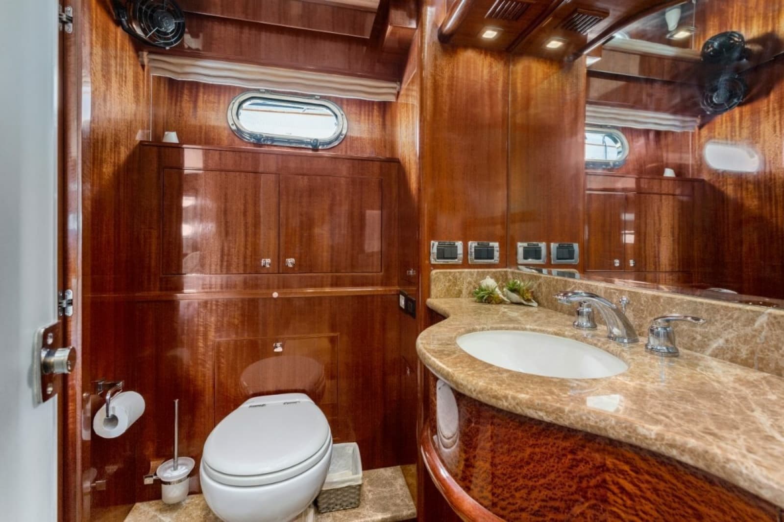 2014 Hampton 760 Sky Lounge Motor Yachts