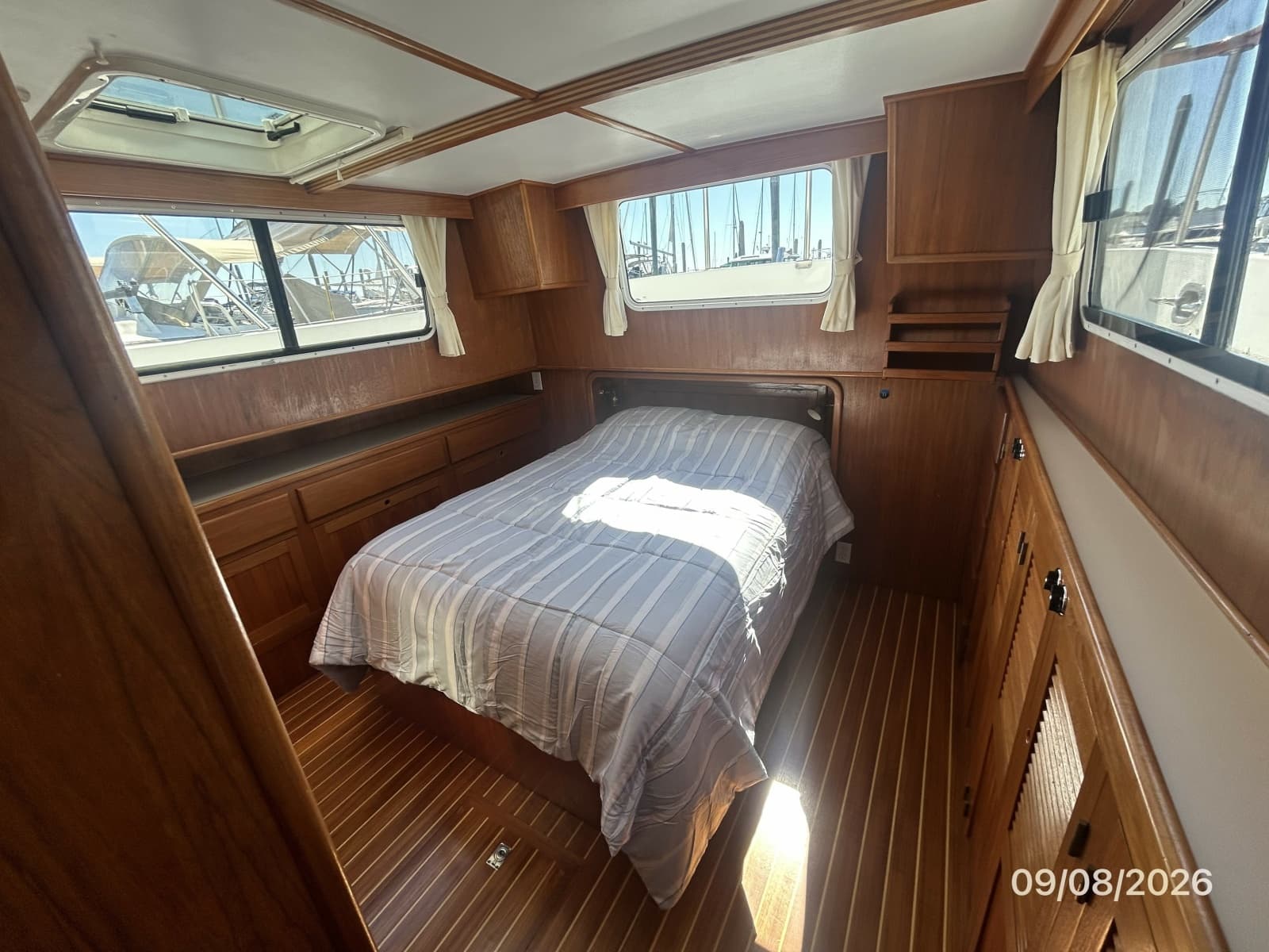 36' Monk master stateroom