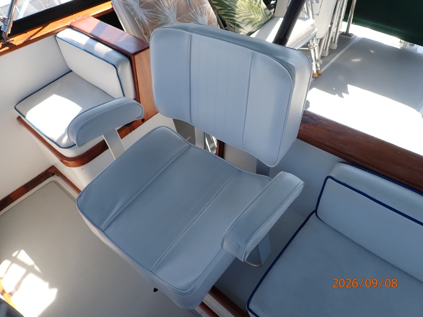 36' Monk flybridge helmseat