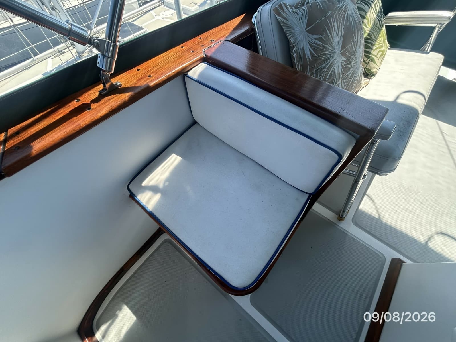 36' Monk flybridge starboard seating