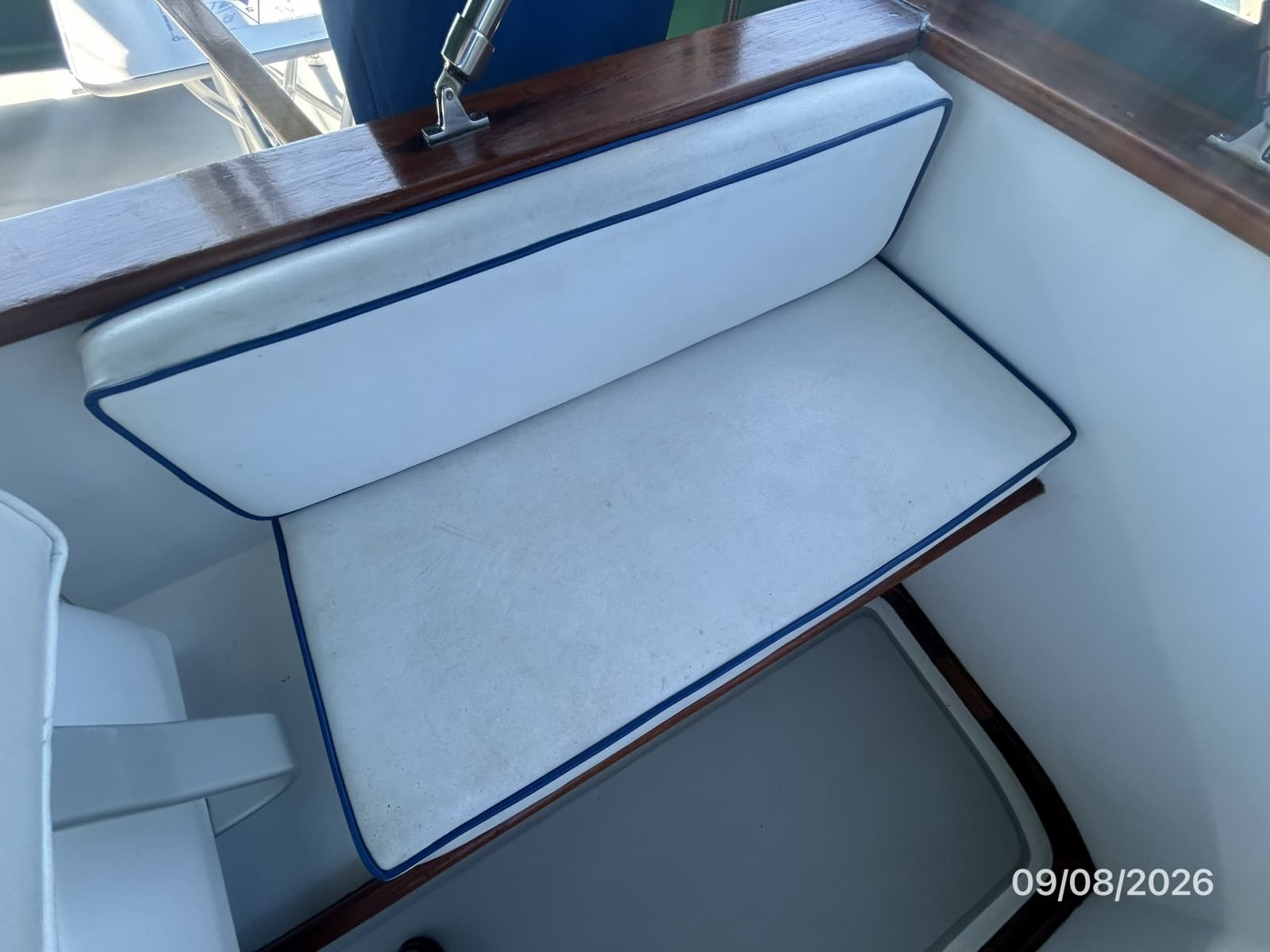 36' Monk flybridge port seating