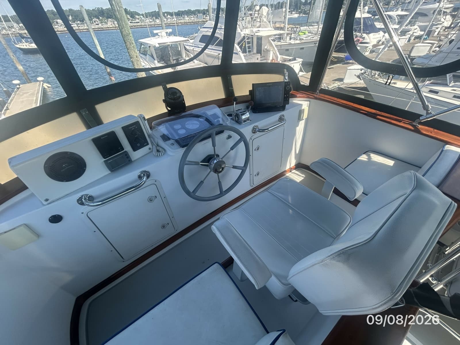 36' Monk flybridge helm1