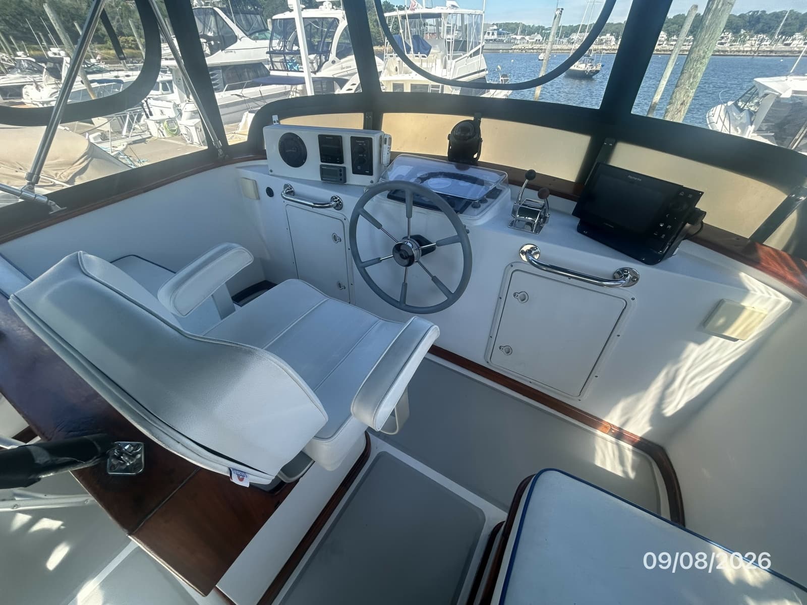 36' Monk flybridge helm2