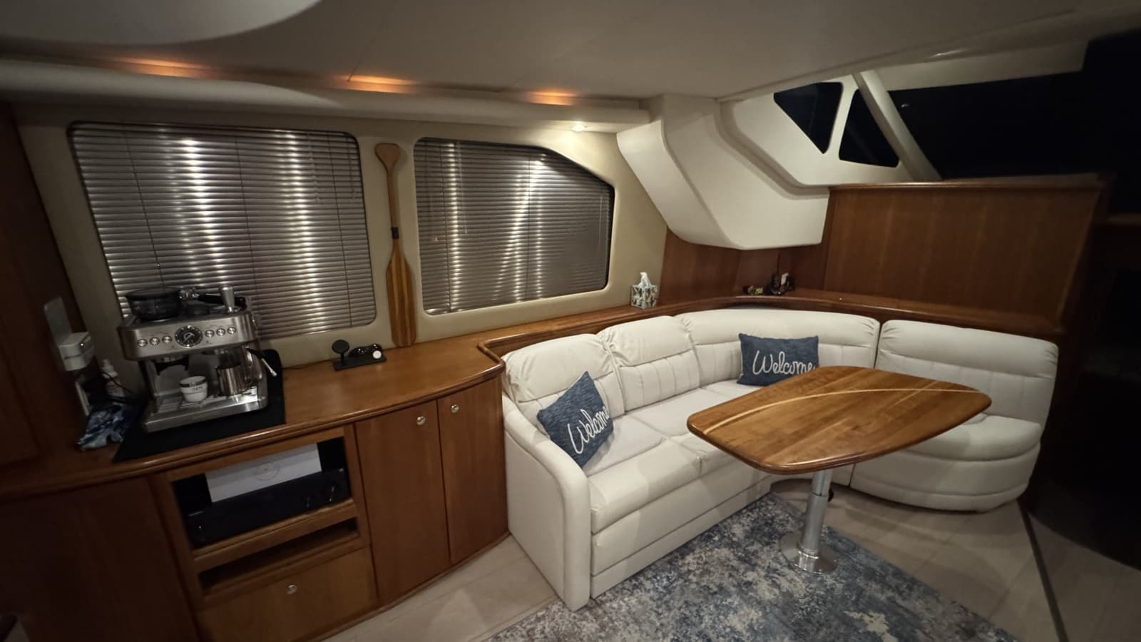 Salon Dinette Looking Port