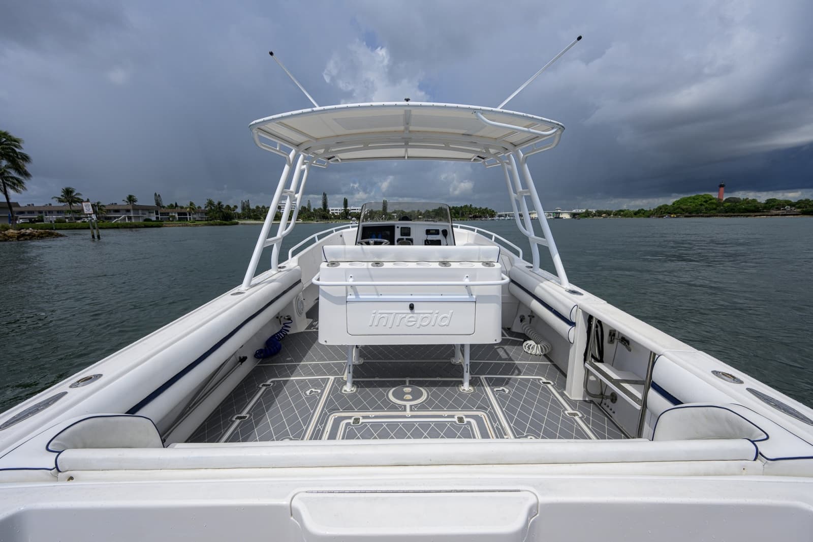 2009 Intrepid 370