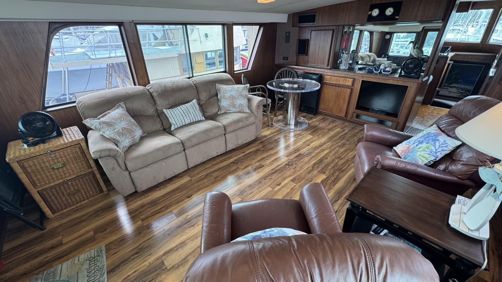 Salon Looking Port