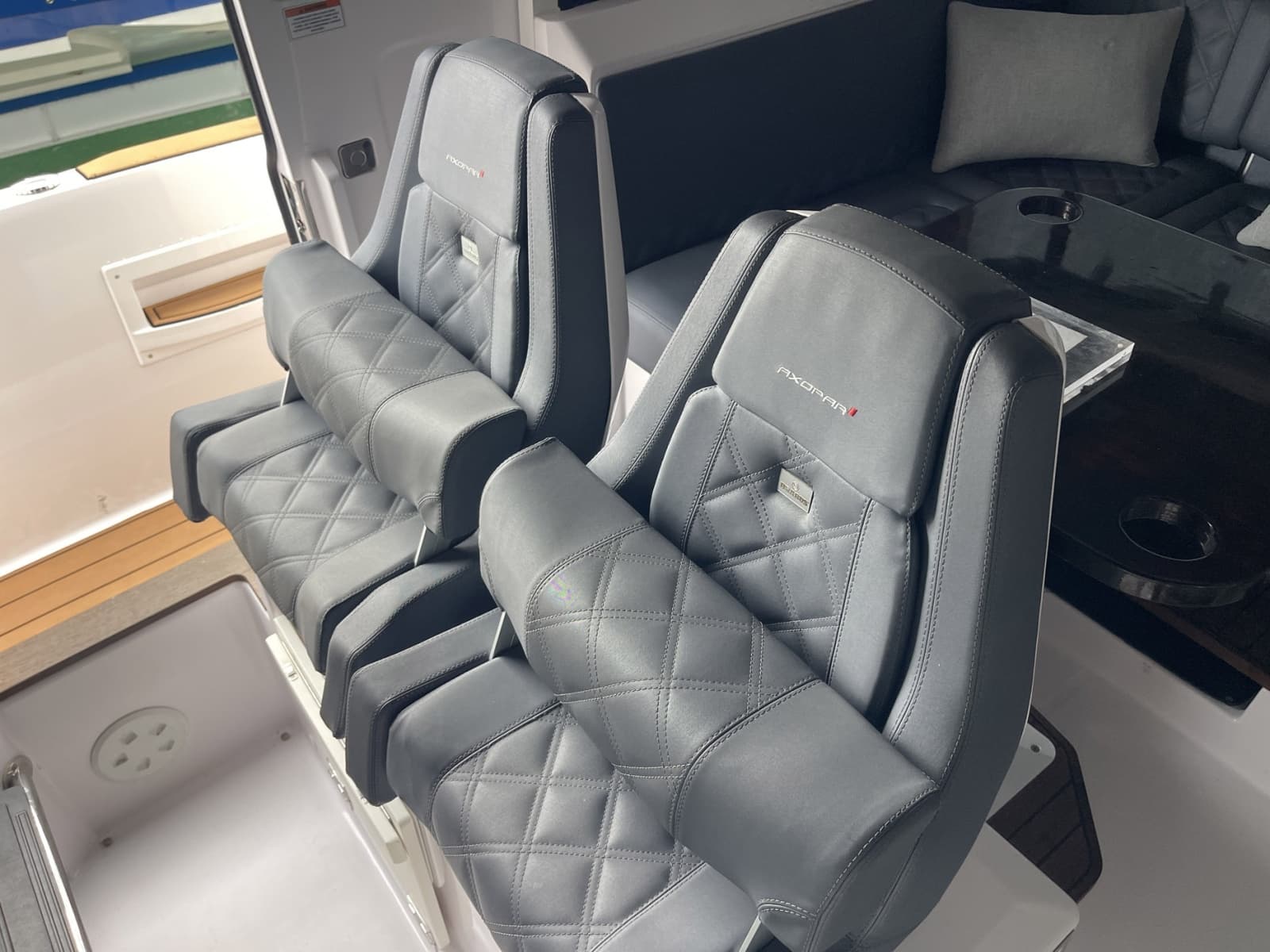 2021 Axopar 37 XC Cross Cabin
