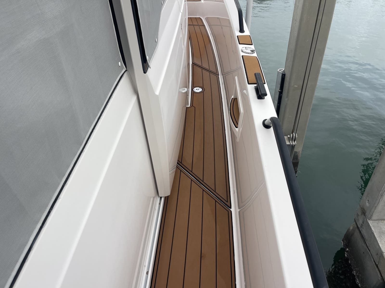 2021 Axopar 37 XC Cross Cabin