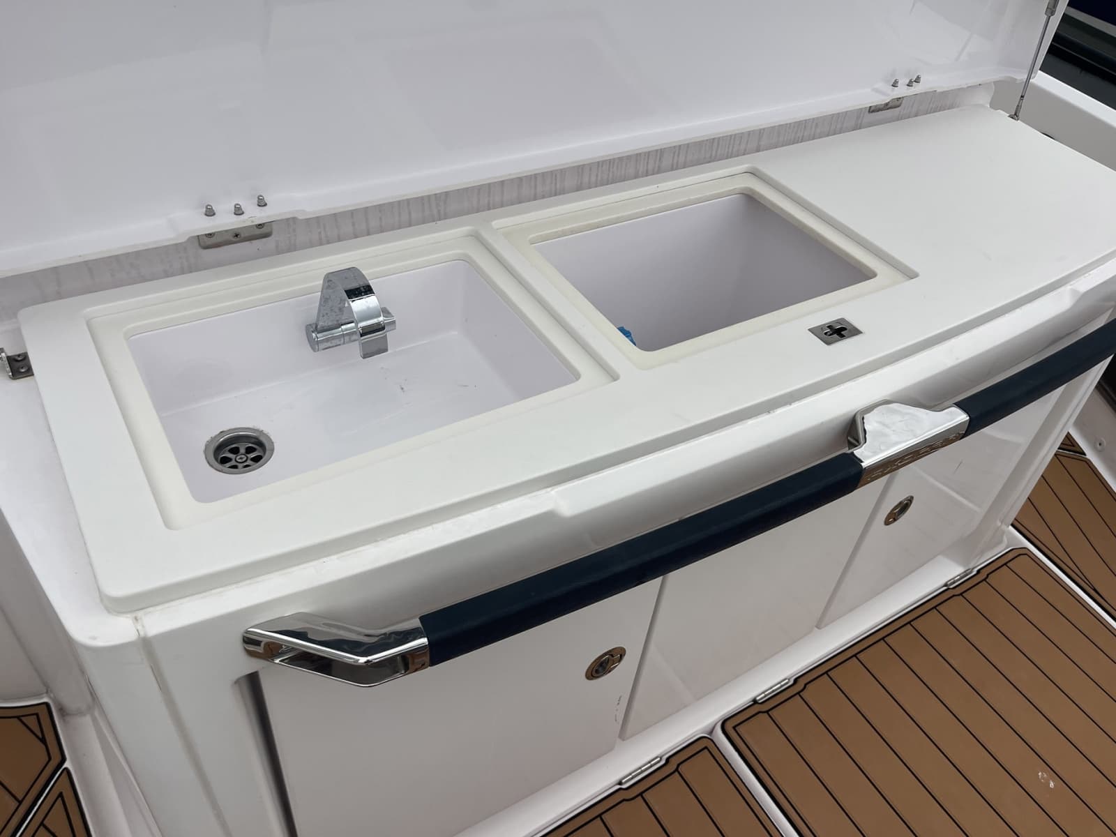 2021 Axopar 37 XC Cross Cabin