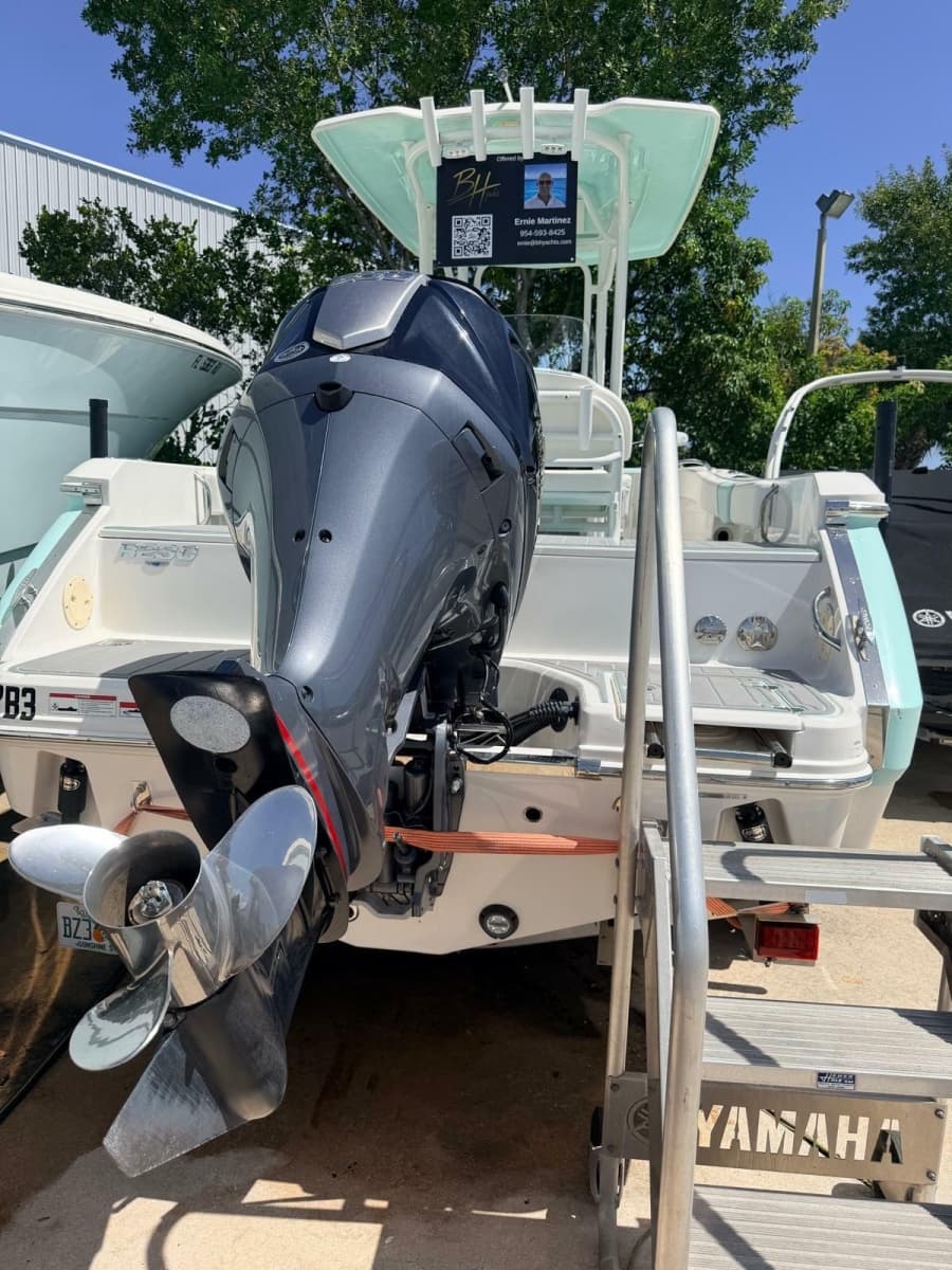 2023 Robalo R230