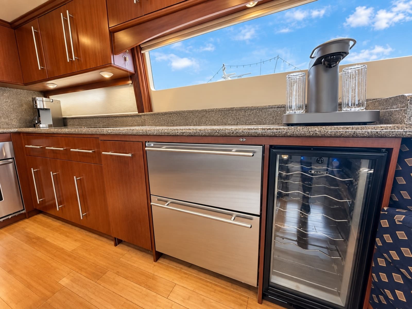2002 Lazzara Yachts 80 Skylounge