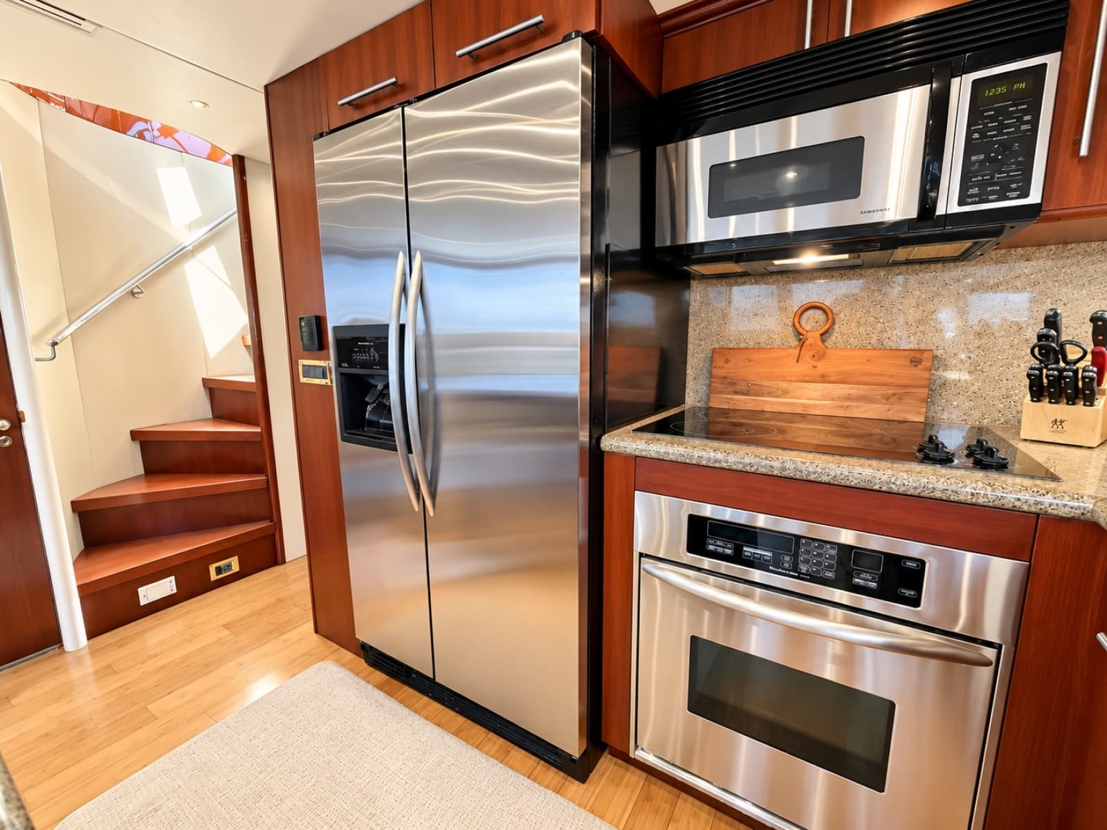 2002 Lazzara Yachts 80 Skylounge
