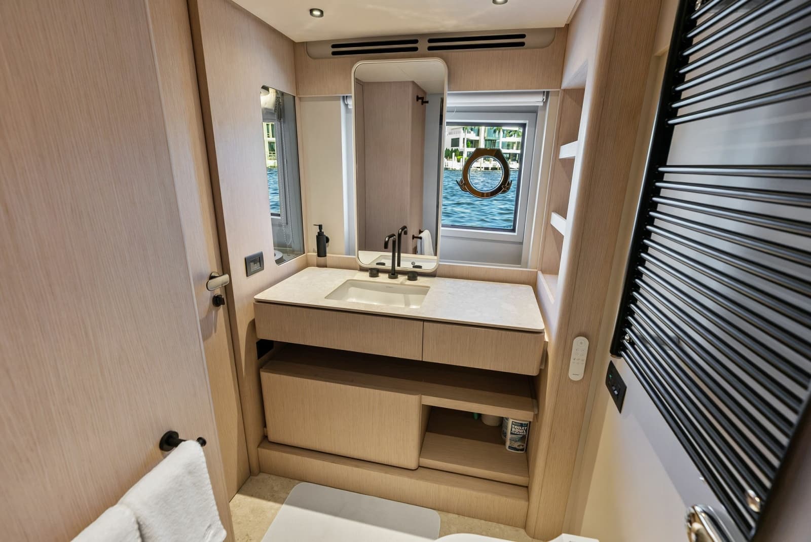 2026 Ferretti Yachts 670