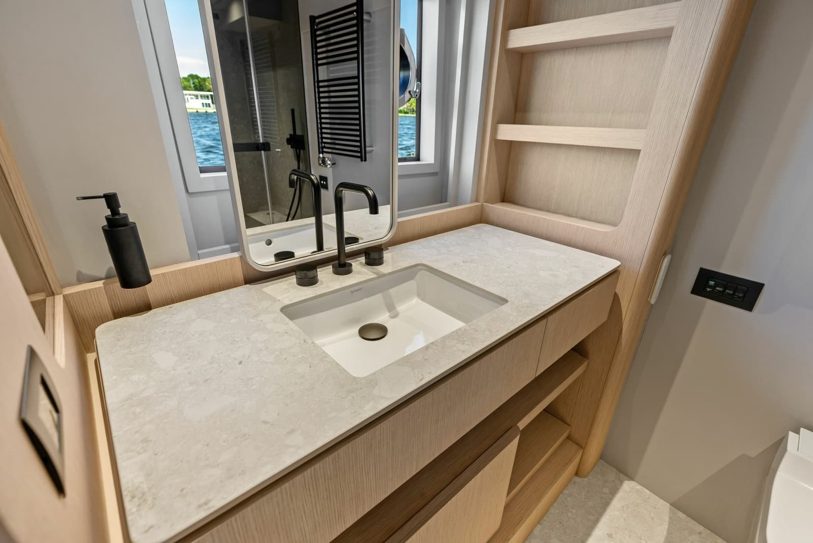 2026 Ferretti Yachts 670