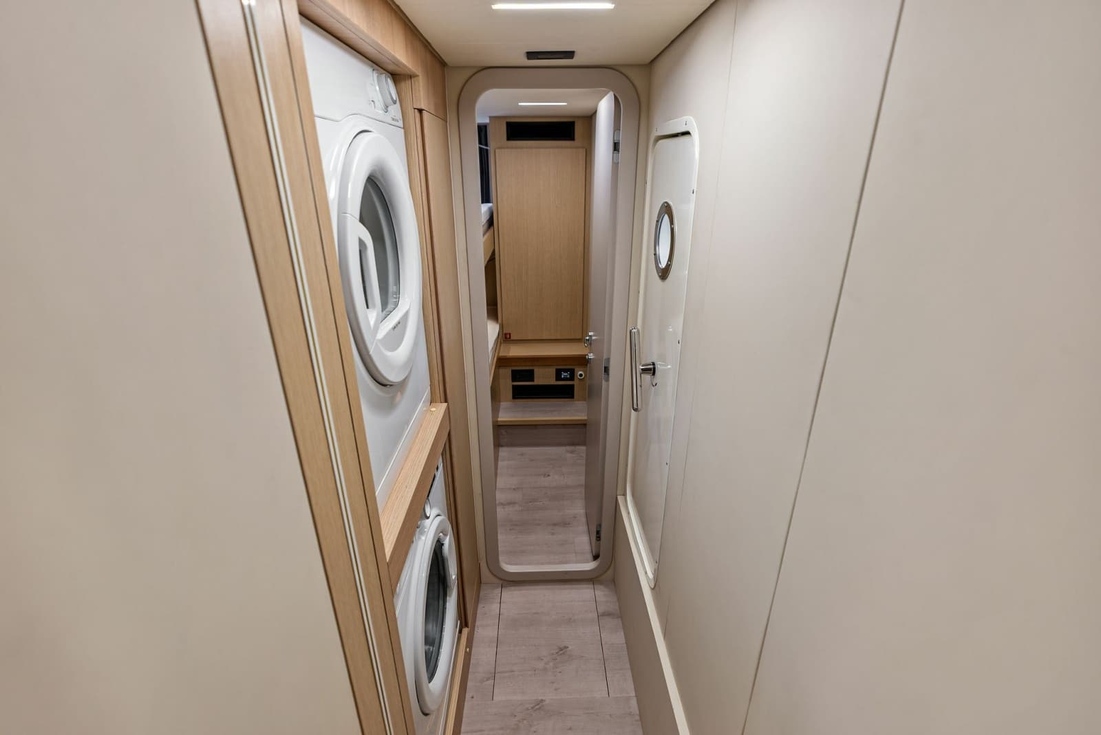 2026 Ferretti Yachts 670