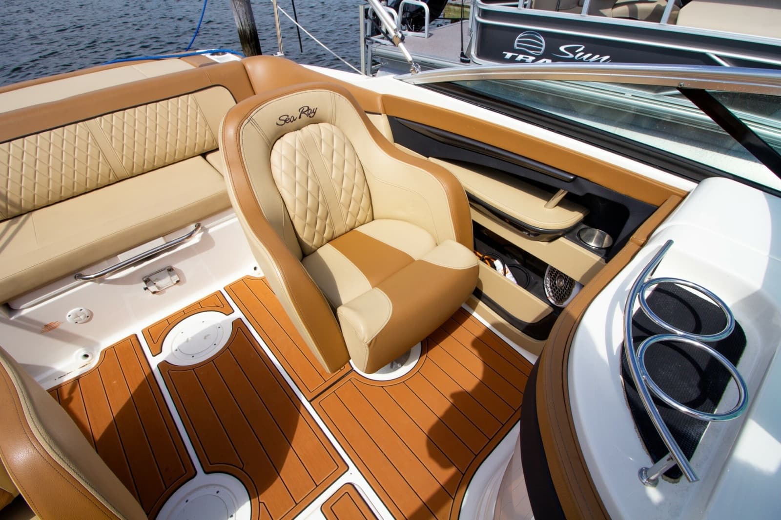 2015 Sea Ray 220 Sundeck