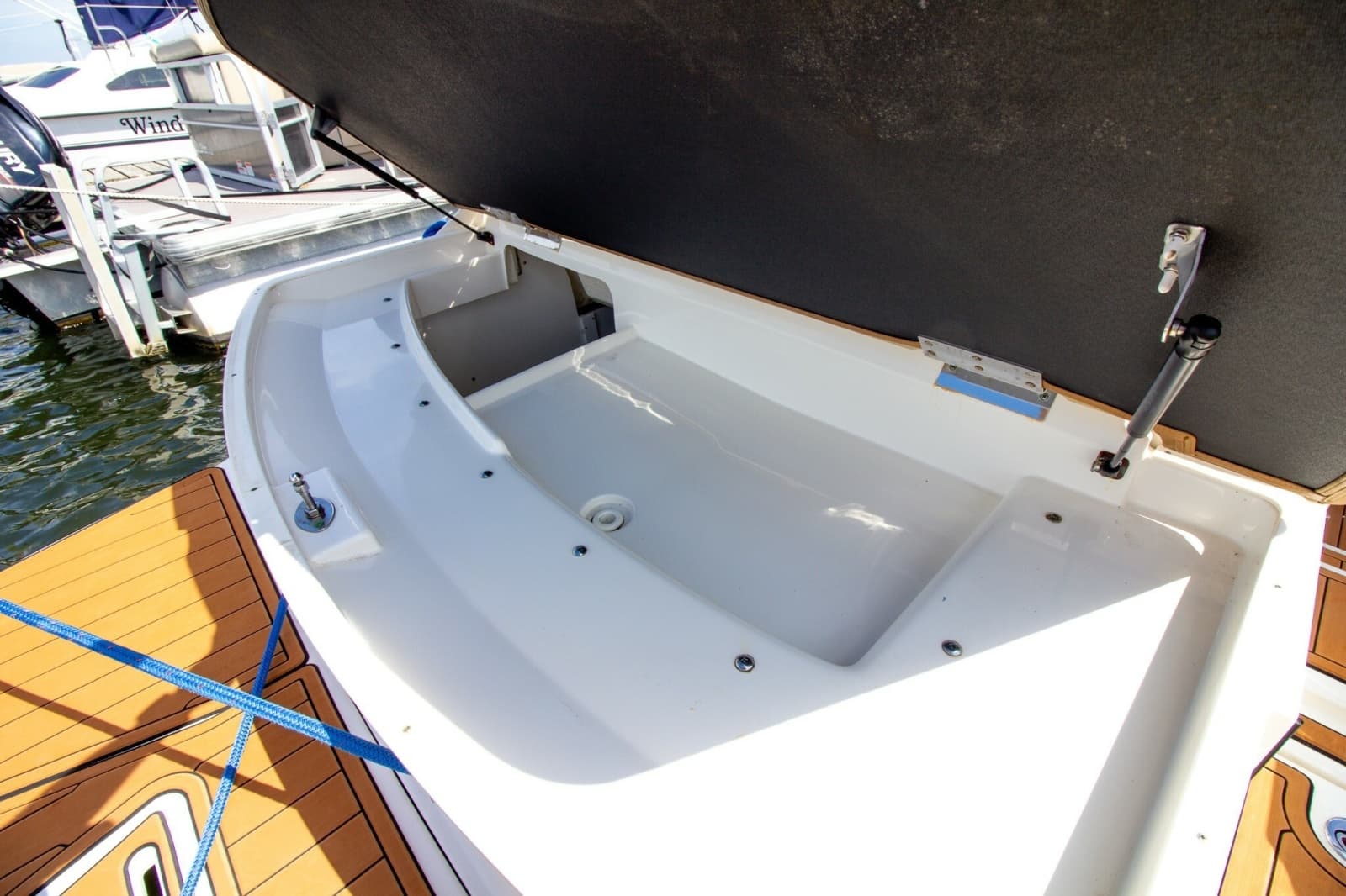 2015 Sea Ray 220 Sundeck