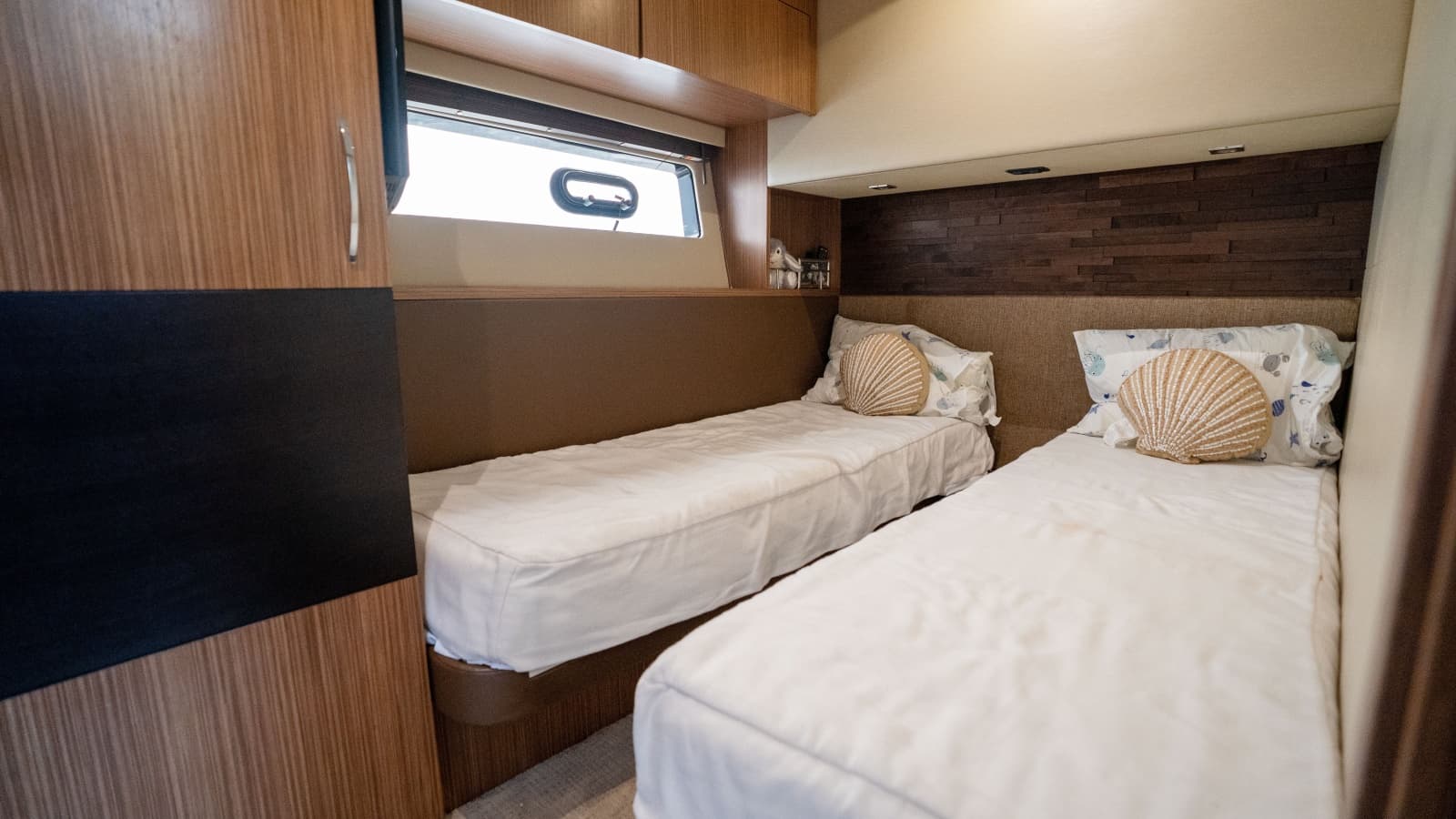 2016 Sea Ray L590