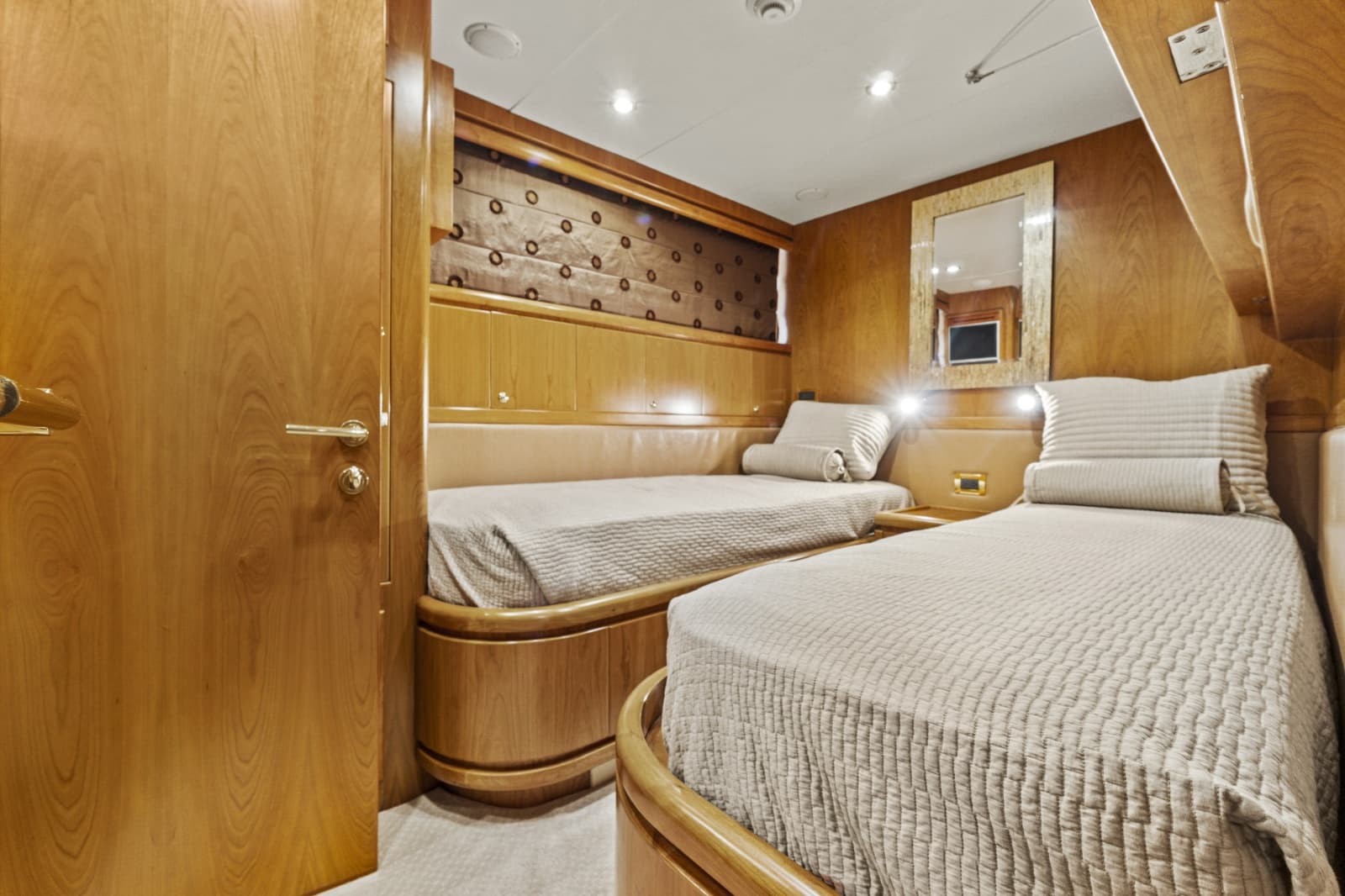 Port Guest Cabin Looking Aft