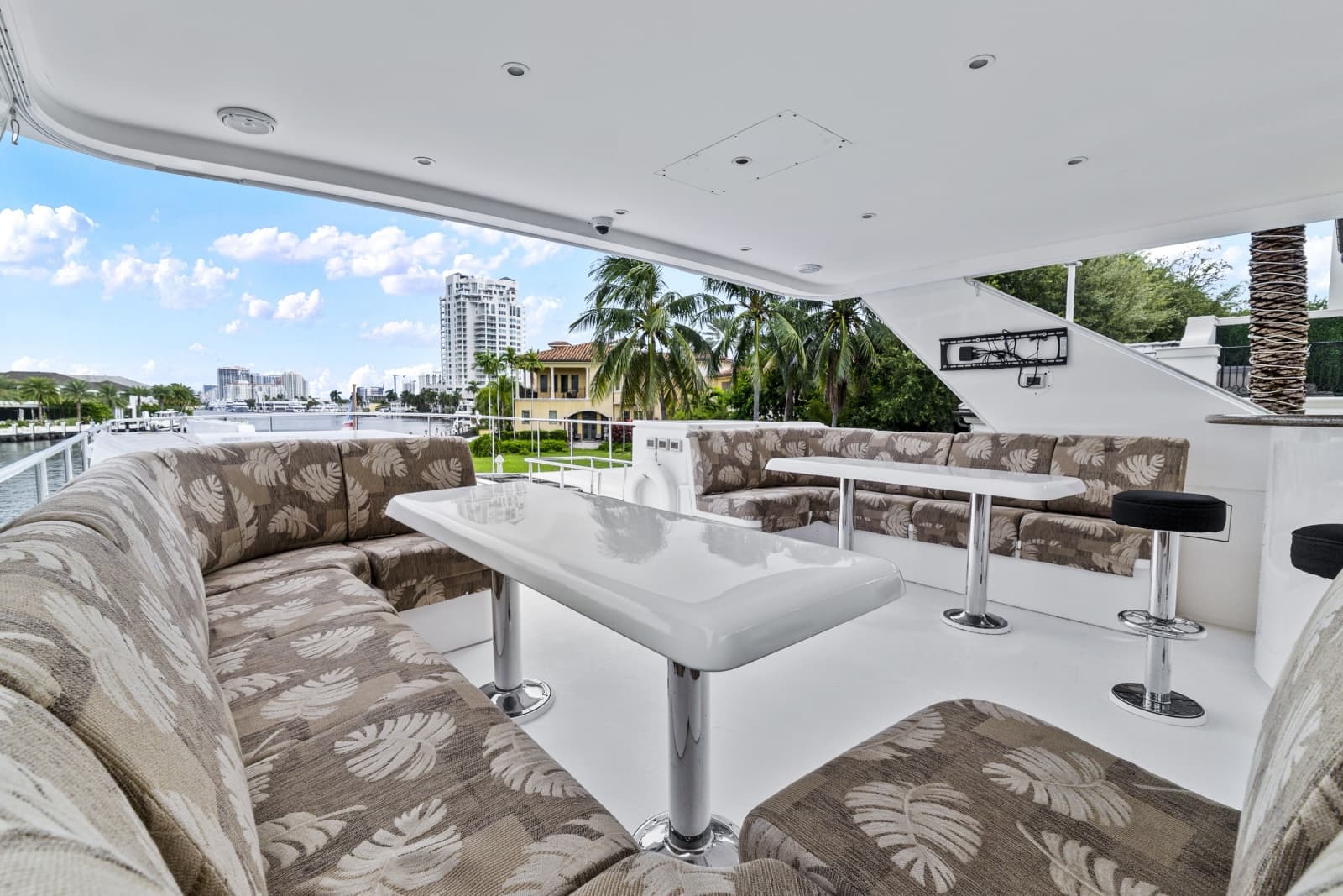 Flybridge Dining To Starboard