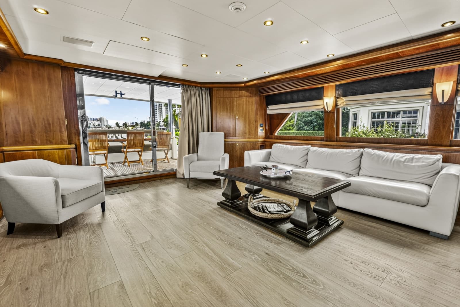 Salon Looking To Port