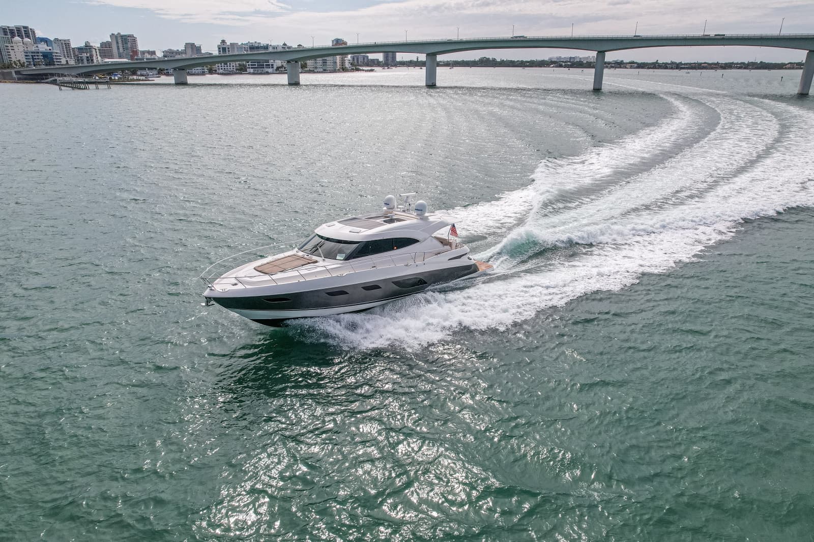 2015 Riviera 6000 Sport Yacht