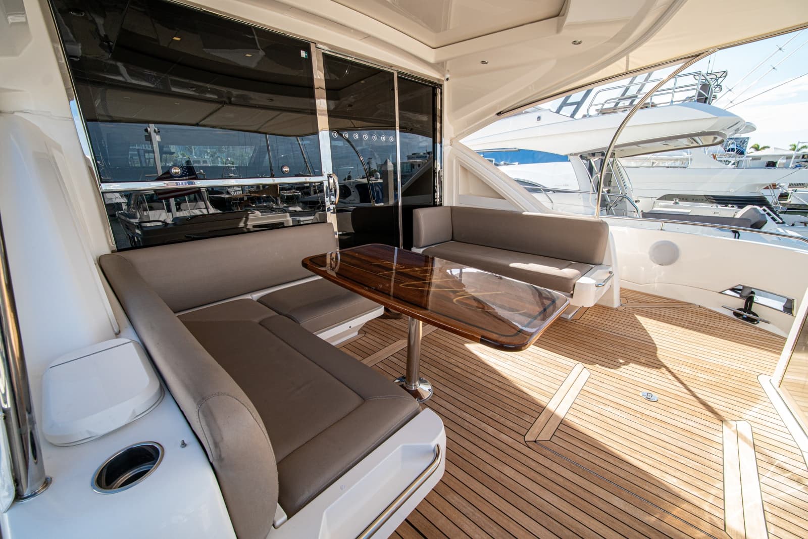2015 Riviera 6000 Sport Yacht