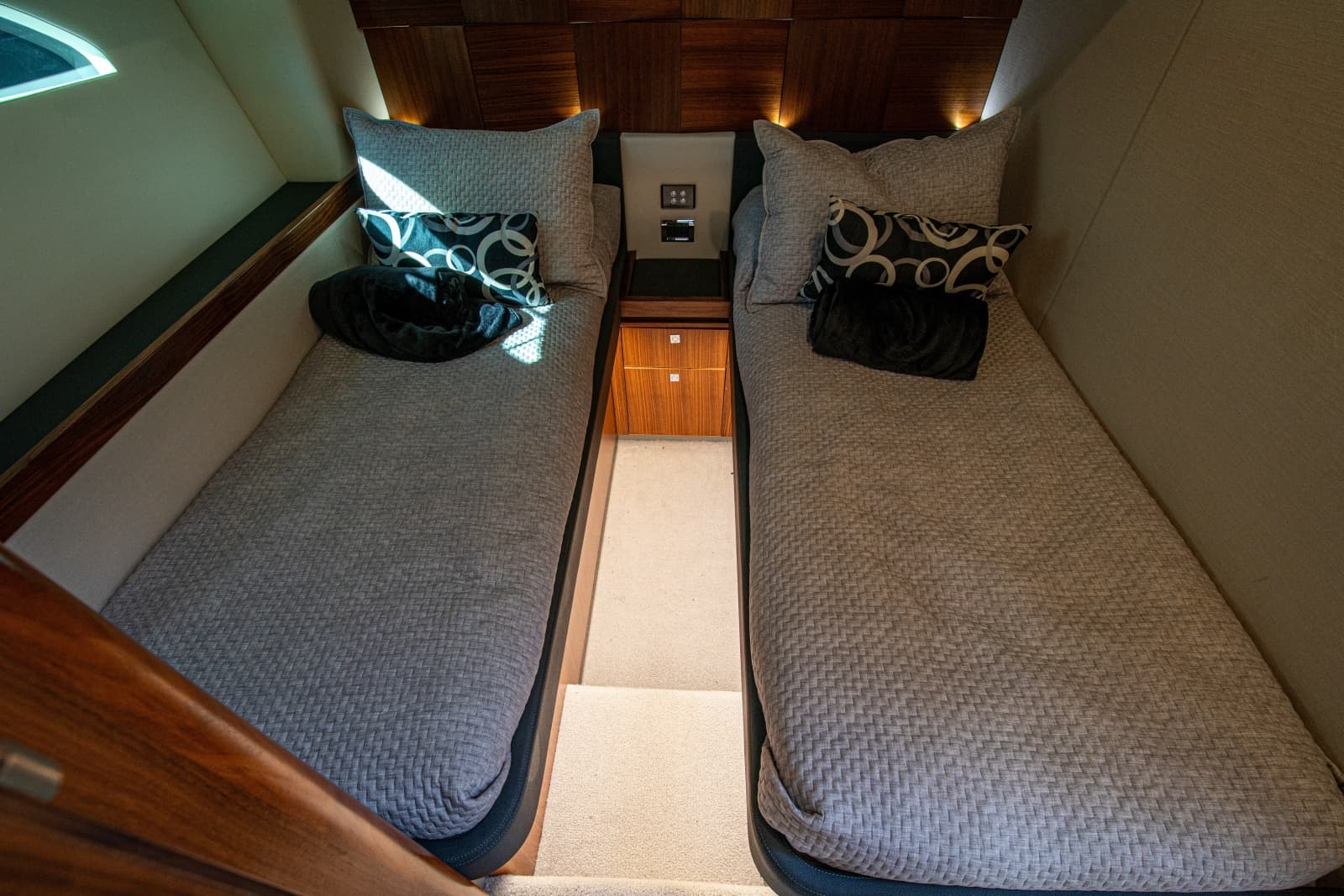 2015 Riviera 6000 Sport Yacht