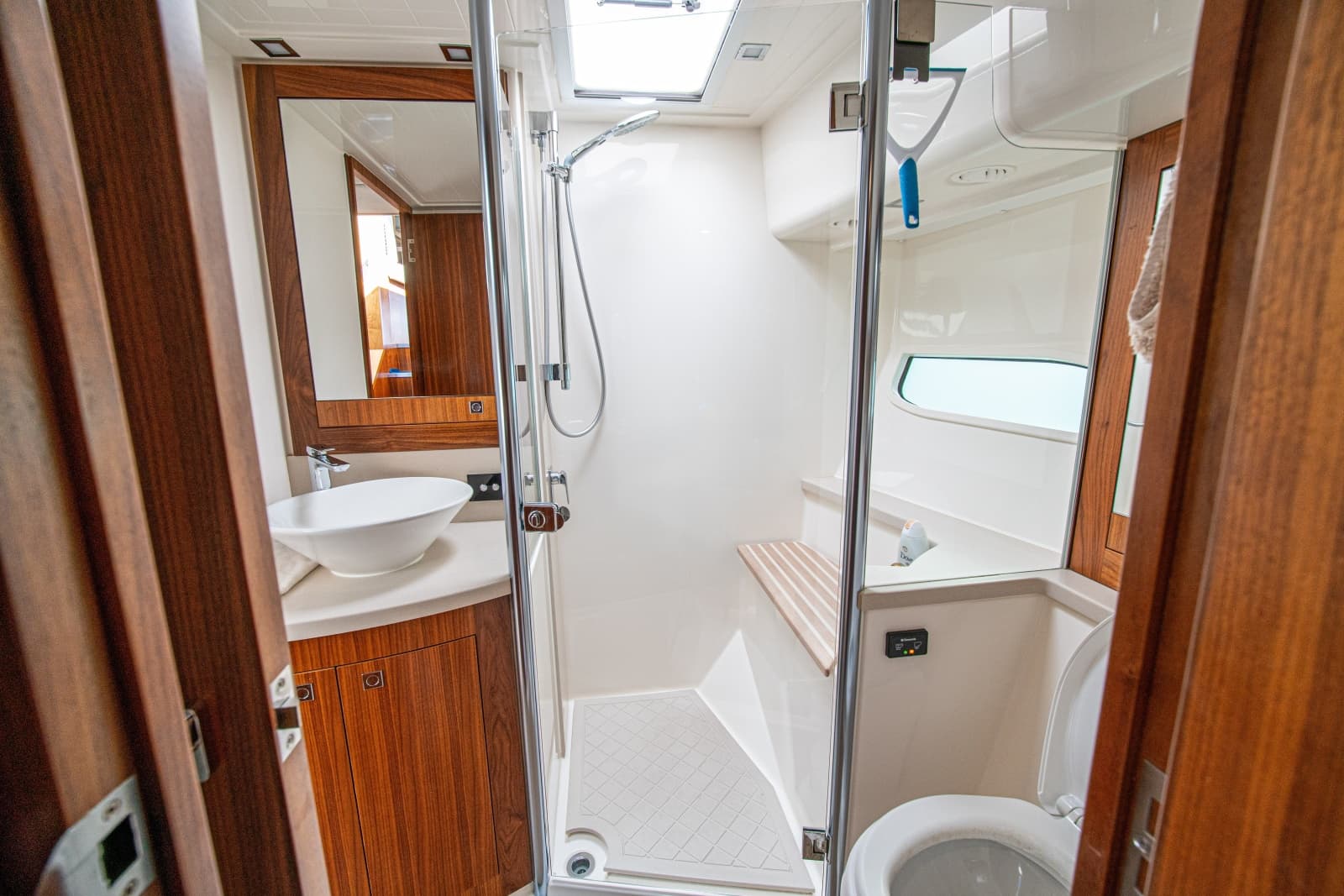 2015 Riviera 6000 Sport Yacht