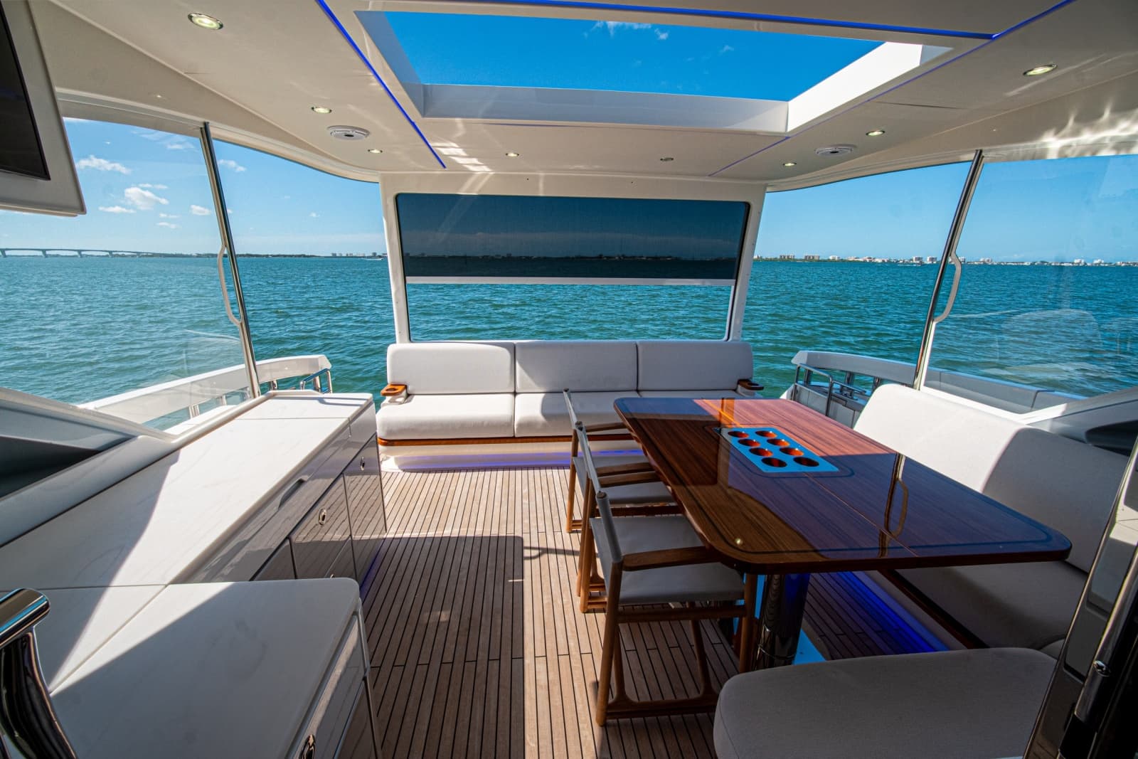2025 Riviera 6800 Sport Yacht Platinum Edition