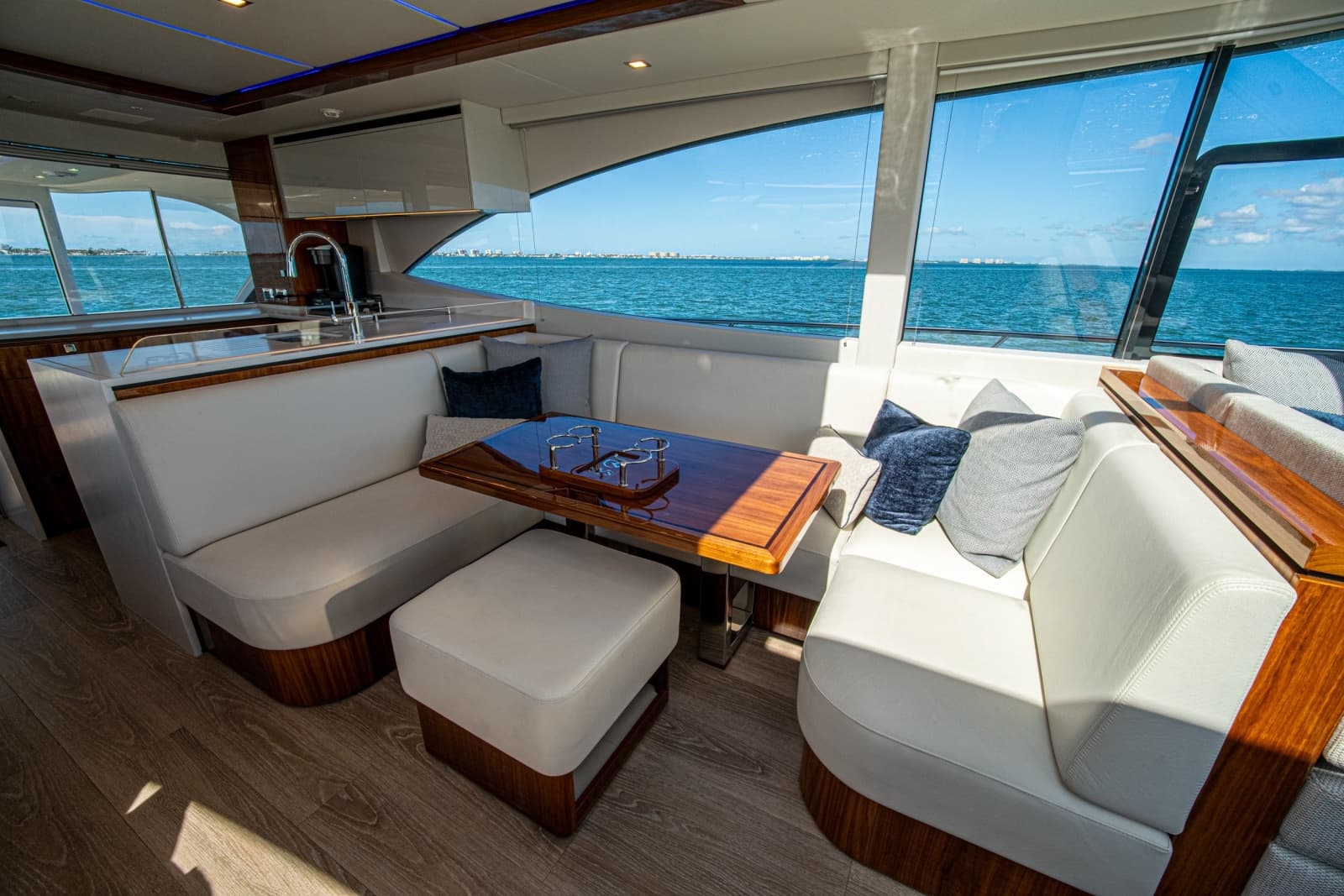 2025 Riviera 6800 Sport Yacht Platinum Edition
