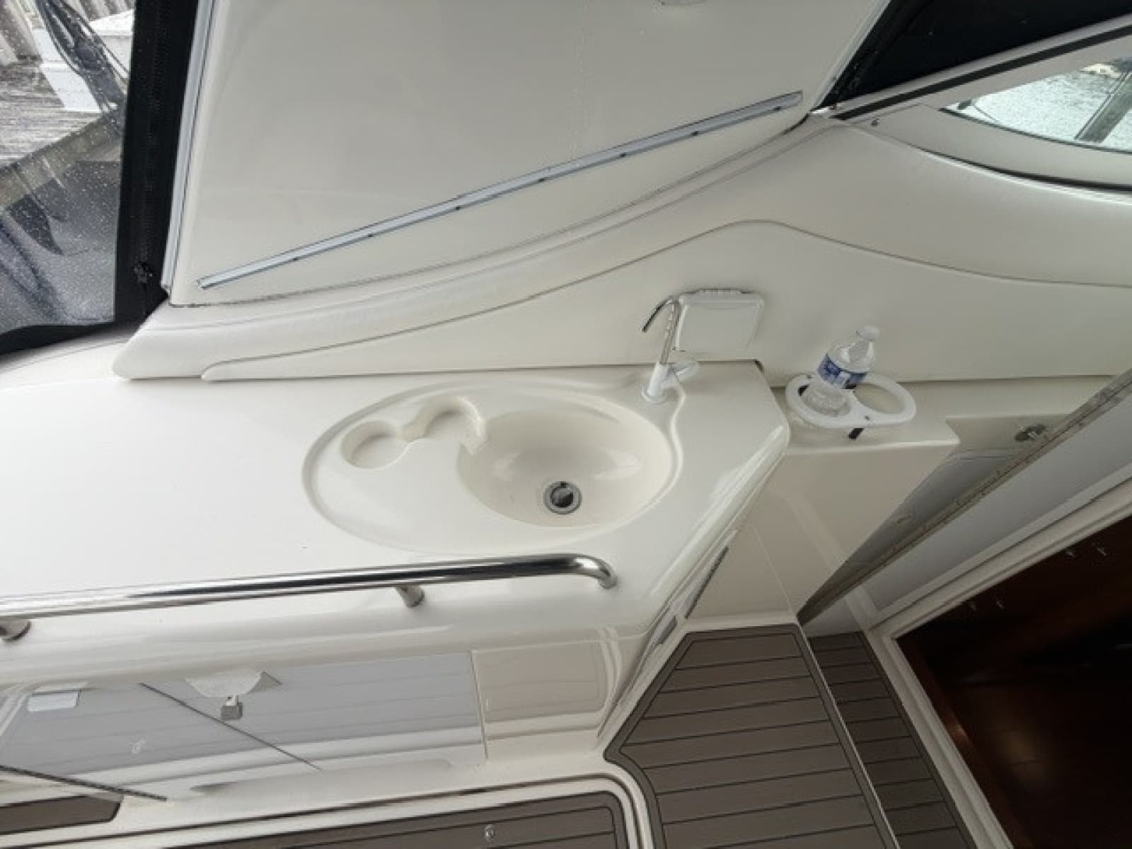 Cockpit wet bar