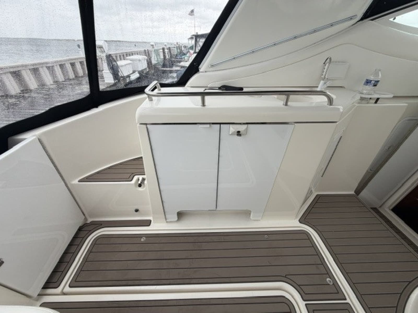 Cockpit fridge locker