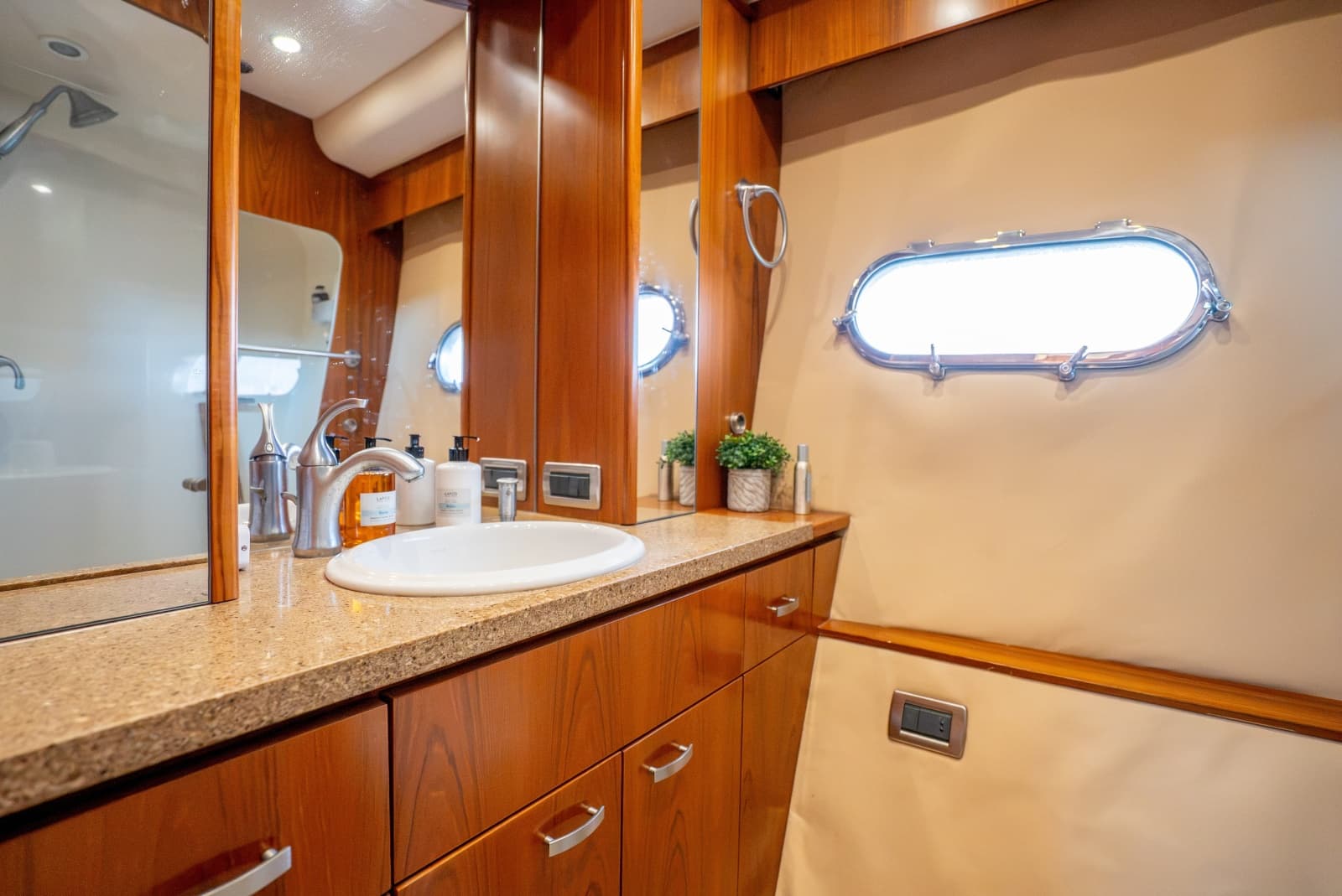 2009 Tiara Yachts 5800 Sovran
