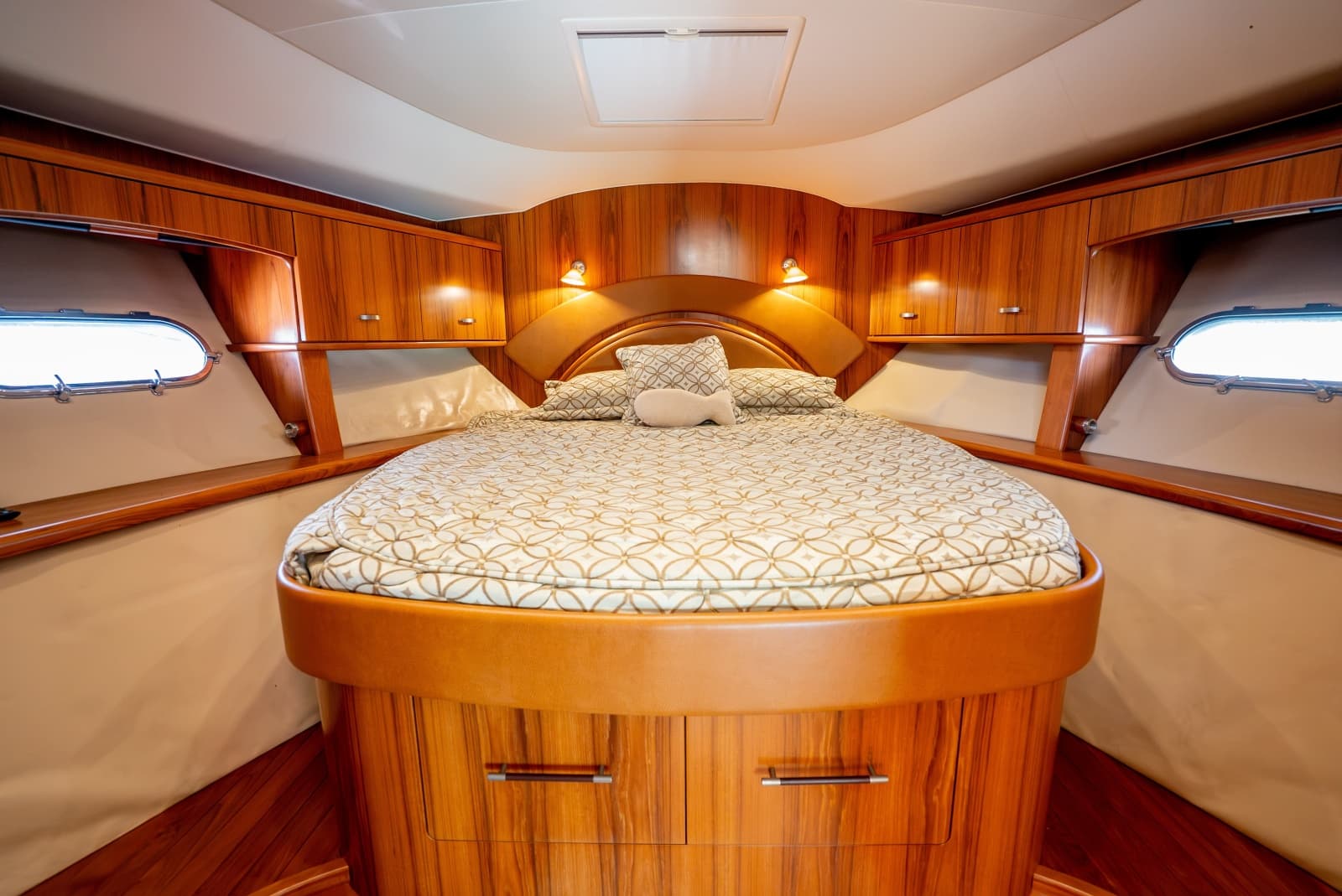 2009 Tiara Yachts 5800 Sovran